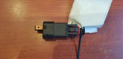 Opel Combo C, Meriva A féklámpa pedál kapcsoló