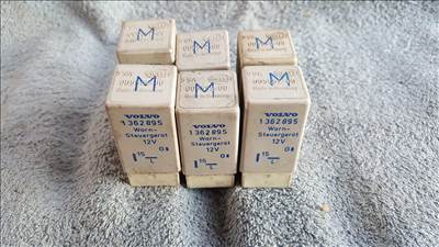 Volvo 1362895 700 850 900 biztonsági öv relé