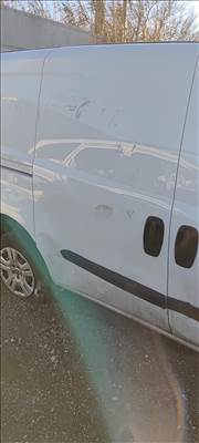 Fiat Doblo III jobb tolóajtó kis hibával 