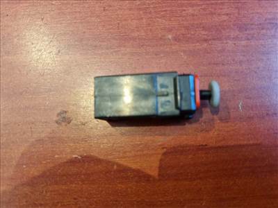 Opel Astra H, Zafira B, Adam, Corsa D, Meriva B, Corsa E, Vectra C, Signum fékpedál kapcsoló 55701395