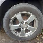  5x105 lyukosztású 16" újszerű (gyári felni) alufelni, rajta 205/60 használt Michelin nyári gumi 