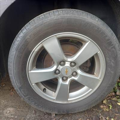  5x105 lyukosztású 16" újszerű (gyári felni) alufelni, rajta 205/60 használt Michelin nyári gumi 