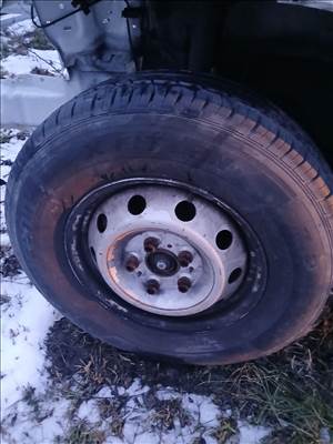  5x130 lyukosztású 16" újszerű lemezfelni, rajta 225/75 újszerű Laufenn nyári gumi gumi 