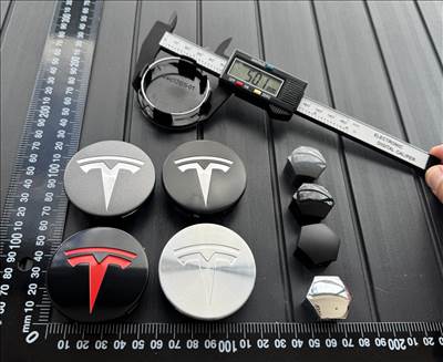 ÚJ TESLA 56mm FELNI ALUFELNI KUPAK KÖZÉP FELNIKÖZÉP FELNIKUPAK EMBLÉMA KERÉKAGY SAPKA 600587900A