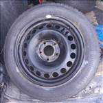  5x115 lyukosztású 16" használt (gyári felni) lemezfelni, rajta 205/55 újszerű Kleber téli gumi 