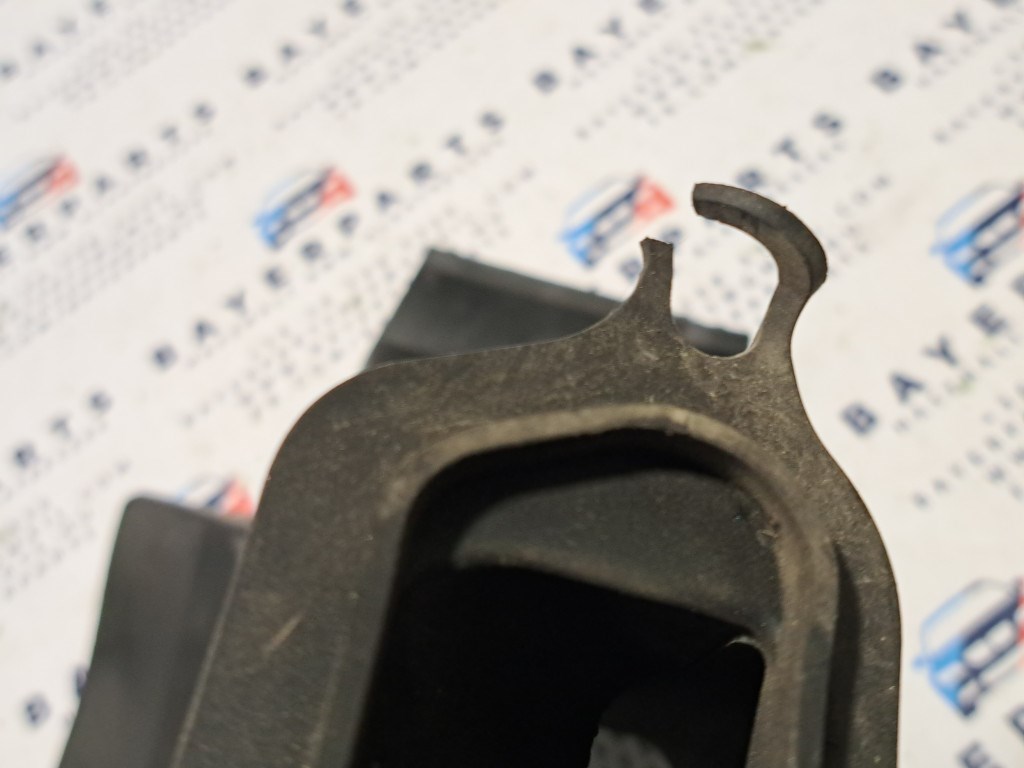 BMW E81 E87 E82 E88 E90 E91 E92 E93 E84 X1 bal elsõ vízelvezetõ lefolyó csatorna 4. kép