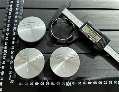 ÚJ TESLA 56mm FELNI ALUFELNI KUPAK KÖZÉP FELNIKÖZÉP FELNIKUPAK EMBLÉMA JEL KERÉKAGY SAPKA 600587900A