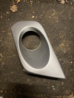 Dacia Sandero Stepway jobbos ködlámpa takaró 261a22179r