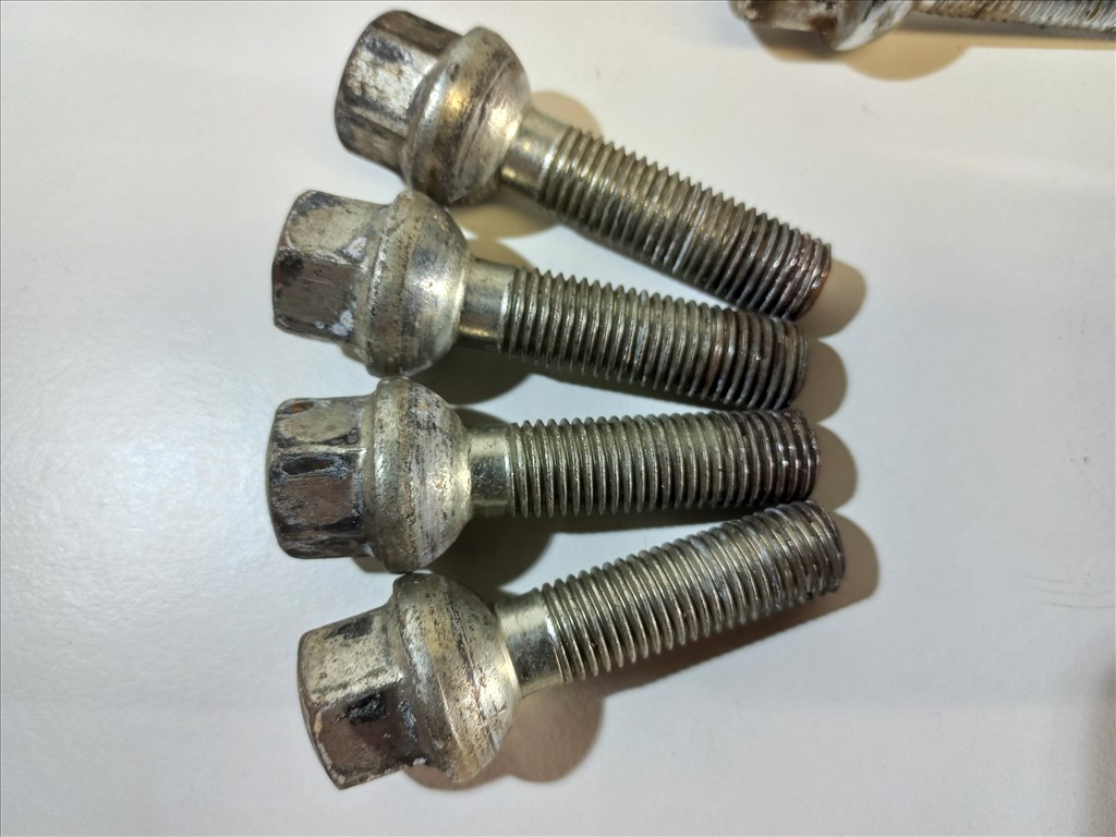 Kerékcsavar 12×1,5 menettel 4. kép