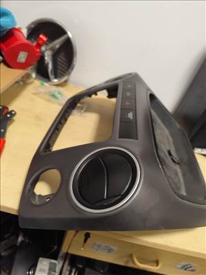 Volkswagen Amarok műszerfal burkolat 