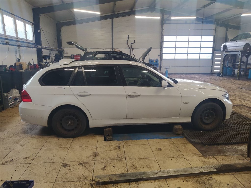 BMW 3 Touring (E91) 320 d - Bontódik! 7. kép