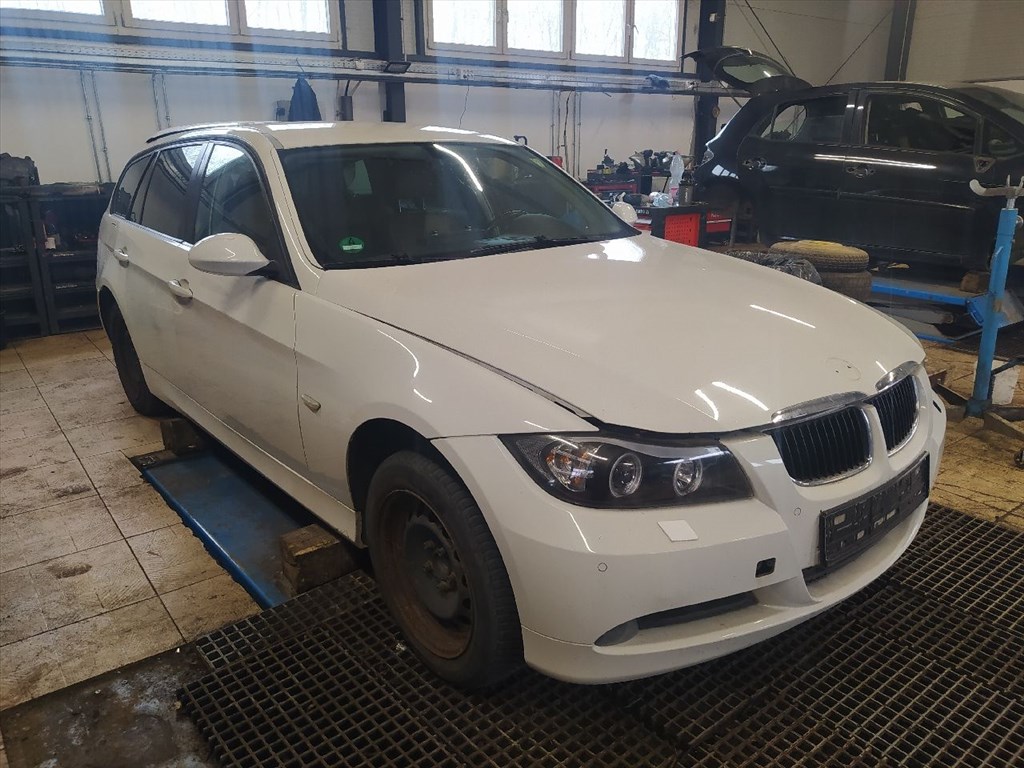 BMW 3 Touring (E91) 320 d - Bontódik! 8. kép