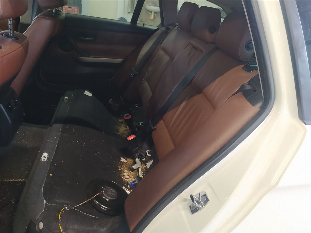 BMW 3 Touring (E91) 320 d - Bontódik! 12. kép