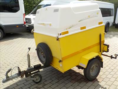 ROSY M magasított,gyári üvegszálas zárható tetővel,plusz felszerelt gyári pótkerékkel rendelkezik.