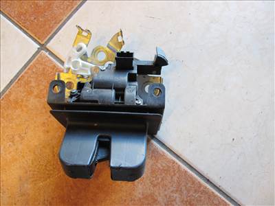 Skoda Octavia III csomagtérajtó alsó zár 