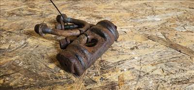 Ford TRANSIT 06- Hátsó laprugó lefogató kengyel cuppánt csavar 2757