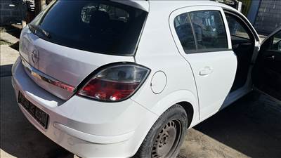 Opel Astra H bontott alkatrészei