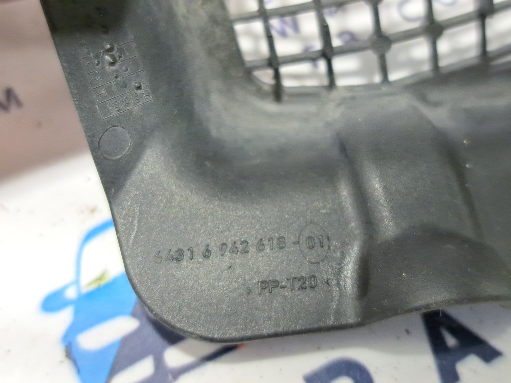 BMW E81 E87 E82 E88 E90 E91 E92 E93 E84 X1 jobb elsõ levélrács lefolyó rács 3. kép