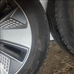  5x114.3 lyukosztású 17" újszerű (gyári felni) alufelni, rajta 215/55 használt Michelin nyári 