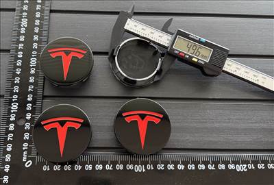 ÚJ TESLA 56mm FELNI ALUFELNI KUPAK KÖZÉP FELNIKÖZÉP FELNIKUPAK EMBLÉMA JEL KERÉKAGY 600587900A