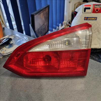 Ford Focus Mk3 Hátsó lámpa jobb belső kombi 