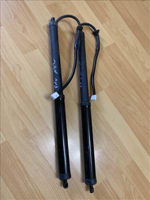 Toyota RAV4 (XA50) motoros csomagtérteleszkóp.