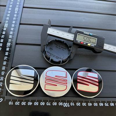 ÚJ SEAT 56mm 5F0601171 FELNI ALUFELNI KUPAK KÖZÉP FELNIKÖZÉP FELNIKUPAK EMBLÉMA KERÉKAGY SAPKA