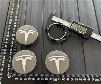TESLA 56mm FELNI ALUFELNI KUPAK KÖZÉP FELNIKÖZÉP FELNIKUPAK EMBLÉMA JEL KERÉKAGY C SAPKA 600587900A