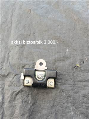 Audi A8 D3 akksi biztosíték 