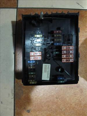 Volkswagen Golf V, Passat B6, Jetta V,Touran I biztosítéktábla 1.6 BENZIN  1k0937125