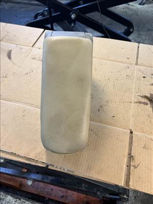 Audi A4 (B6/B7) könyöklő 