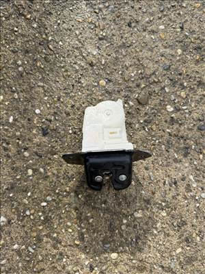 Nissan Juke I csomagtér ajtó alsó zár 