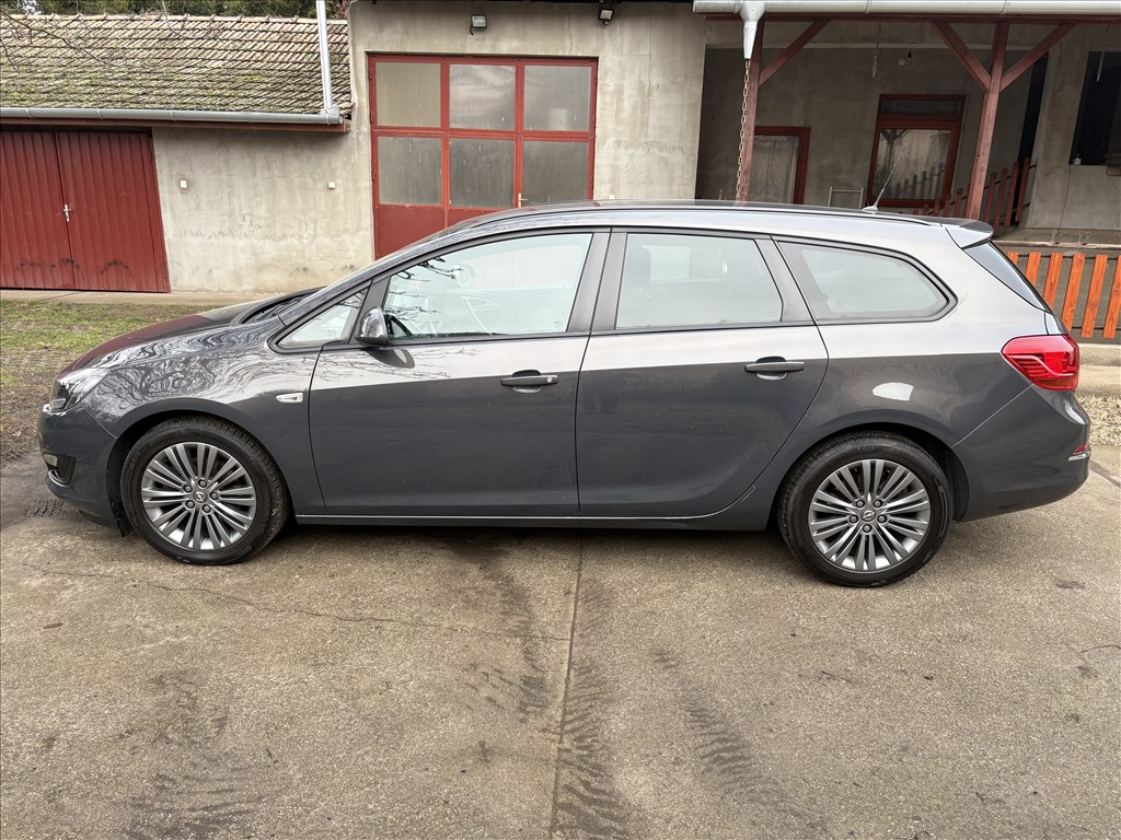 OPEL ASTRA J Sports Tourer 1.7 CDTI Cosmo FACELIFT/DIGIT KLÍMA/TEMPOMAT/ÜLÉSFŰTÉS/KORMÁNYFŰTÉS/RADAR 8. kép