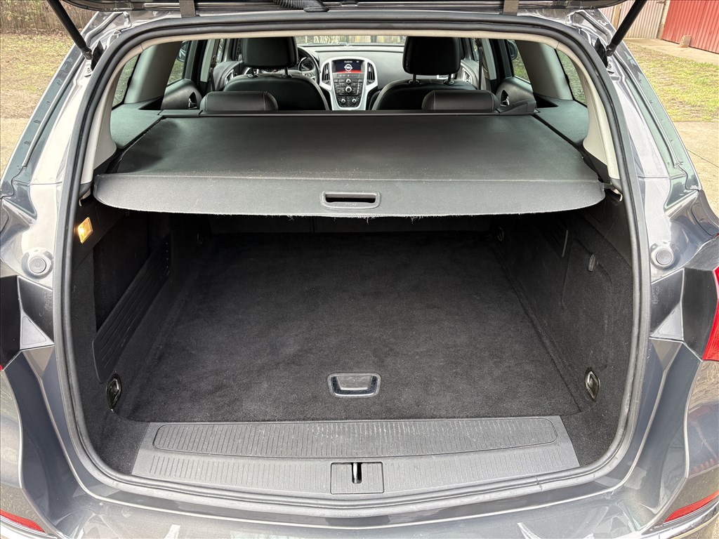 OPEL ASTRA J Sports Tourer 1.7 CDTI Cosmo FACELIFT/DIGIT KLÍMA/TEMPOMAT/ÜLÉSFŰTÉS/KORMÁNYFŰTÉS/RADAR 12. kép