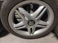  Seat, 5x112 lyukosztású 17" használt (gyári felni) alufelni, rajta 225/45 használt nyári gumi 