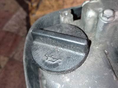 Nissan Primera III Olajbeöntő Sapka *147555*