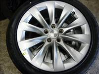  5x120 lyukosztású 19" új (gyári felni) alufelni, rajta 245/45 új Pirelli téli gumi gumi 