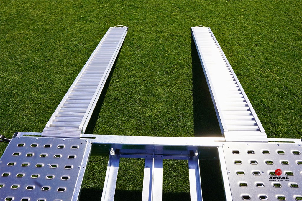 Új autószállító utánfutó (550x210cm - 2700kg) - alu rámpával - akciósan bruttó 1.990.000 Ft 6. kép