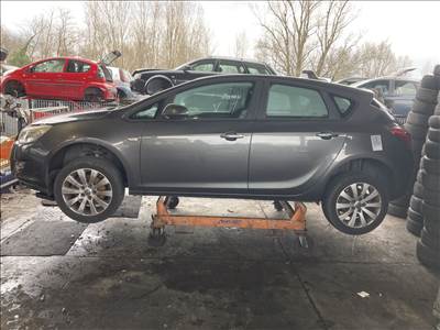 Opel Astra J bontott alkatrészei
