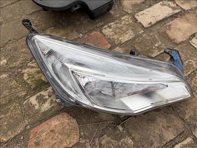 Opel Astra J Jobb első fényszóró 