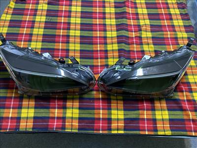 Toyota Yaris Cross (XP210) Fényszóró első fényszóró pár 