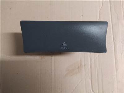 Volvo V40 középbox hamuzó eladó!