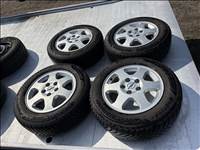  5x110 lyukosztású 15" újszerű (gyári felni) alufelni, rajta 195/65 újszerű Hankook téli gumi gumi 
