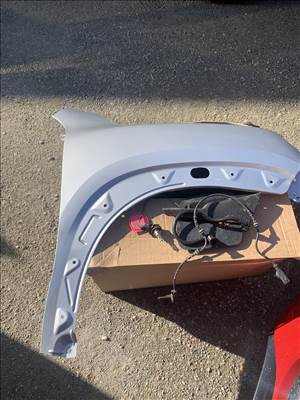 Dacia Spring Jobb első sárvédő ezust