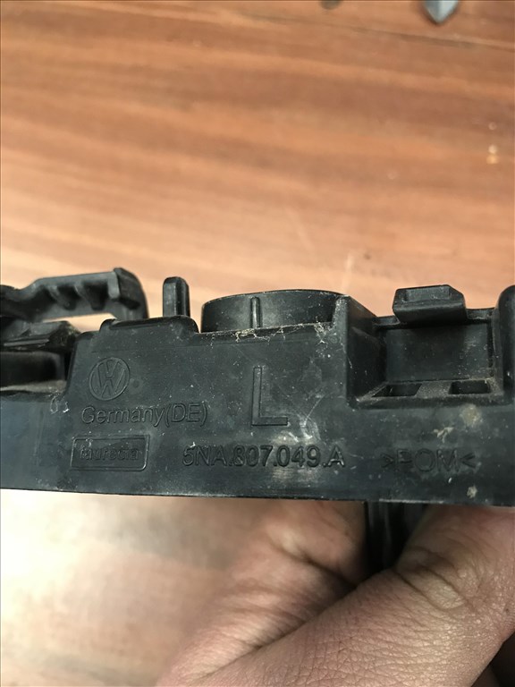 Volkswagen Tiguan II bal első lökhárító tartó 5na807049a 2. kép