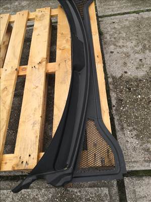 Audi Q3 első szélvédő alatti burkolat (levélrács) 