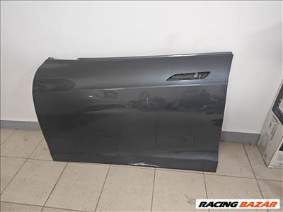 Tesla model S enyhén sérült bal első ajtó