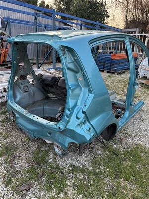 Suzuki splash jobb hátsó negyed, teteje, hátulja 