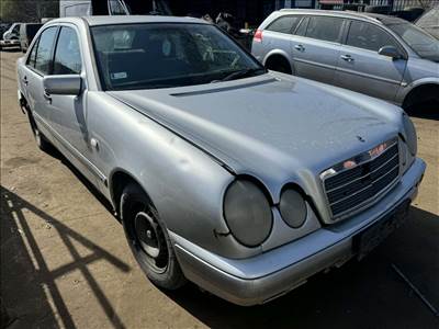 Mercedes E 200 -111942-  bontott alkatrészei