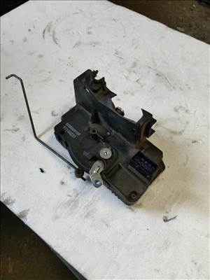 Renault Trafic II Bal hátsó ajtózár  8200020187